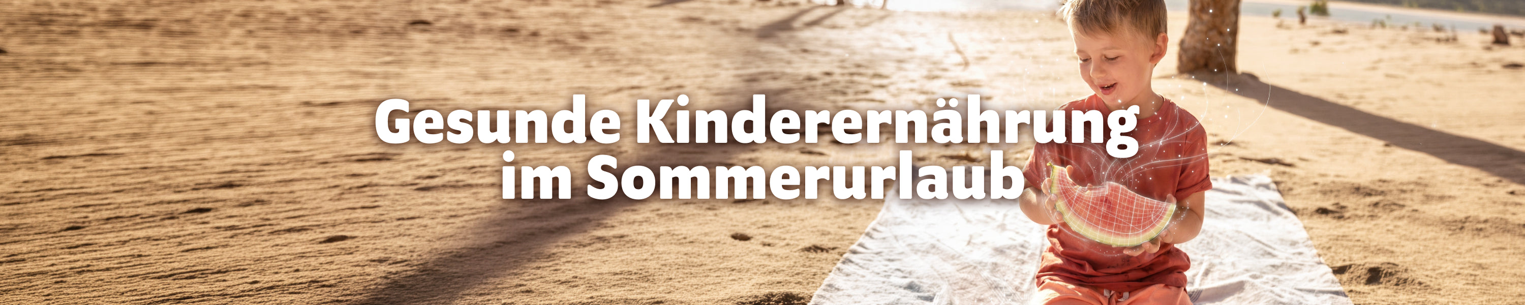 Junge am Strand hält eine Wassermelone als gesunden Snack im Sommerurlaub