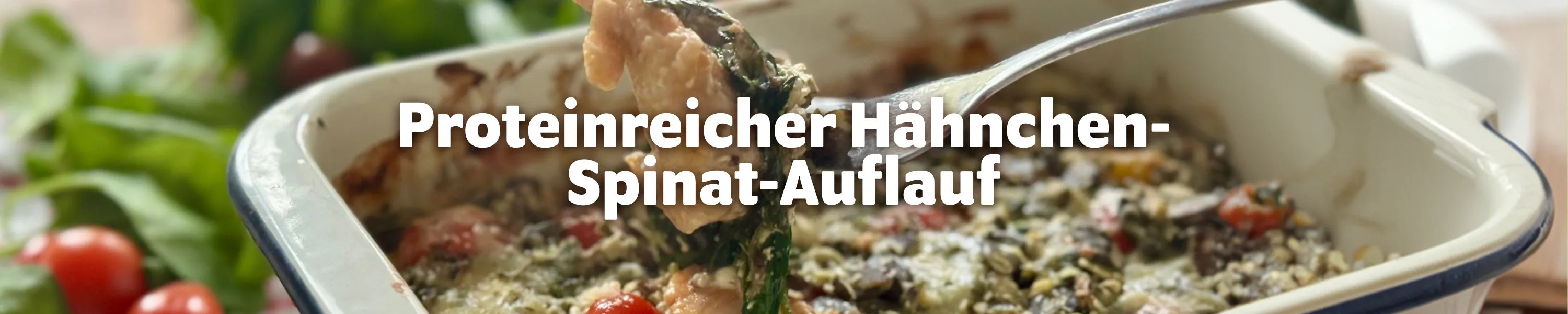 Proteinreicher Hähnchen-Spinat-Auflauf in einer weißen Auflaufform, mit einer Gabel wird eine Portion herausgehoben – saftig mit Spinat, Cherrytomaten und geriebenem Käse