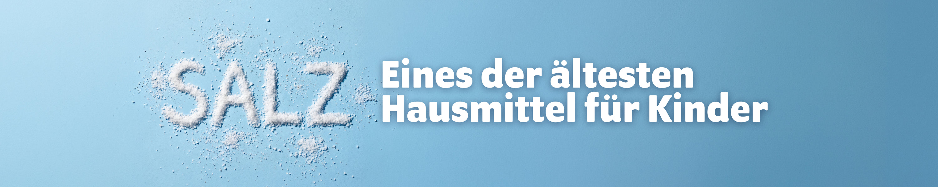 Das Wort SALZ in Salzkristallen auf hellblauem Hintergrund gelegt – Header-Bild zum Blogbeitrag: Salz als traditionelles Hausmittel für Kinder