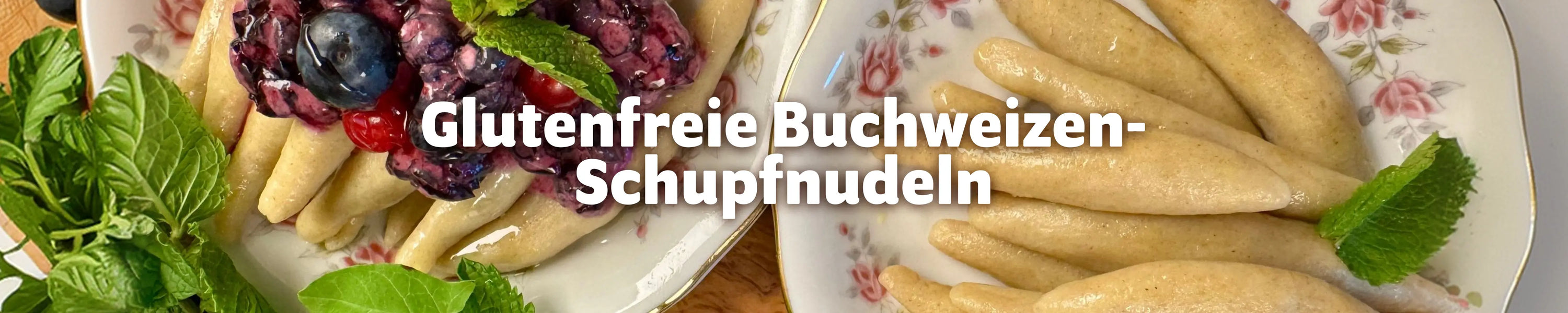 Glutenfreie Buchweizen-Schupfnudeln mit Waldbeeren-Dip auf geblümten Porzellantellern.