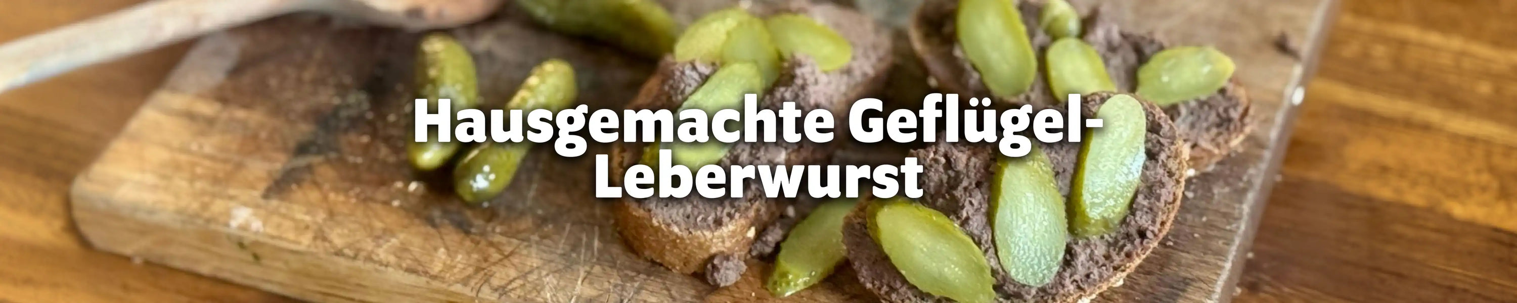 Hausgemachte Geflügel-Leberwurst auf Roggenbrot mit kleinen Gewürzgurken – Rezept-Banner für selbstgemachte Leberwurst ohne Zusatzstoffe.