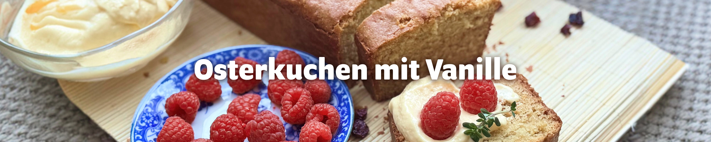 Glutenfreier Osterkuchen mit Vanille auf einem Holzbrett, garniert mit frischen Himbeeren und Vanillecreme – Rezept für den Familien-Brunch