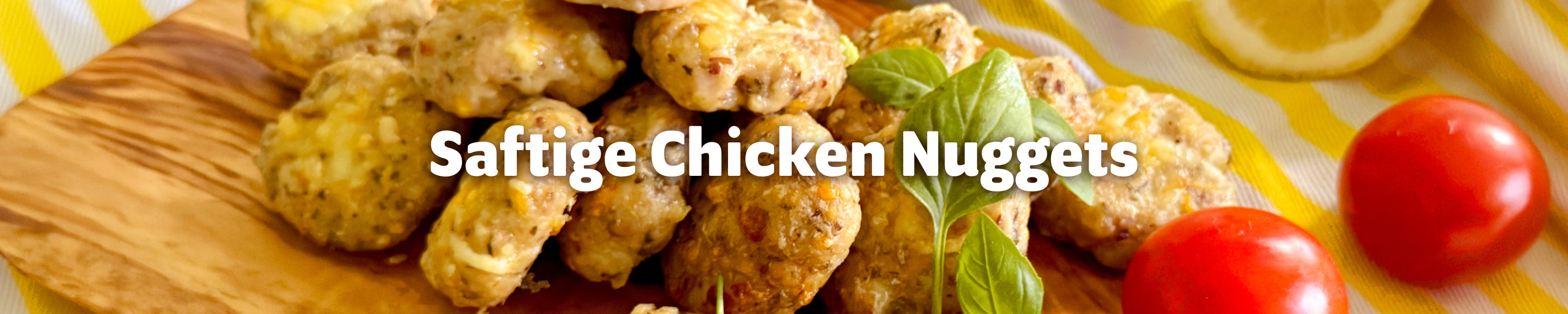 Saftige Chicken Nuggets aus dem Ofen auf einem Holzbrett mit Basilikum und Tomaten, Titel "Saftige Chicken Nuggets" in weißer Schrift